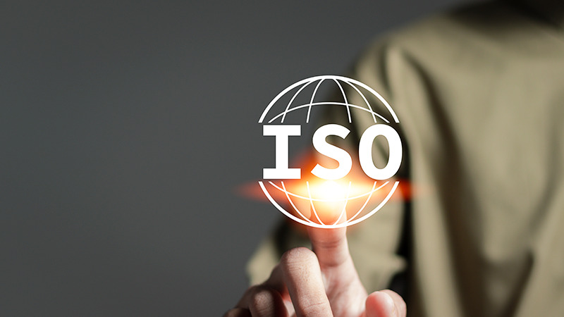 ISOとは【簡単に】企業が認証を取得する必要性と規格一覧、審査の流れや費用を紹介